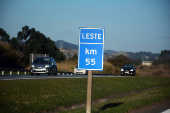 Placa de sentido leste no km 55 na rodovia Presidente Castelo Branco