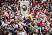 Lula é carregado por militantes até a porta do Sindicato dos Metalúrgicos, em São Bernardo