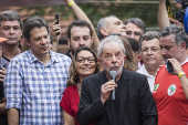 Lula discursa no caminhão de som em frente ao Sindicato dos Metalúrgicos
