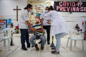 Vacinação de moradores de rua com mais de 60 anos no Belenzinho, em SP