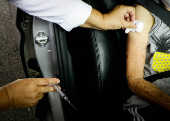 Vacinação no sistema de drive-thru em Osasco, na Grande São Paulo