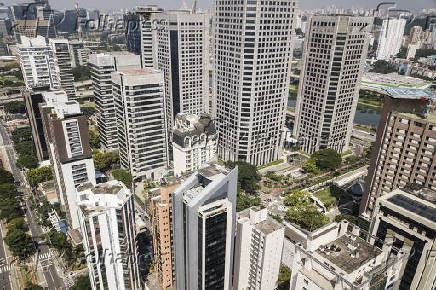 Prédios de escritórios no eixo entre avenida Berrini e marginal Pinheiros, em São Paulo