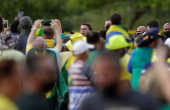 O presidente Jair Bolsonaro cumprimenta apoiadores, em Brasília (DF)