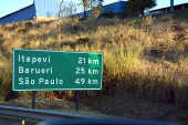 Placa de distância para chegar em Itapevi 21 km, Barueri 25 km e São Paulo 49 km
