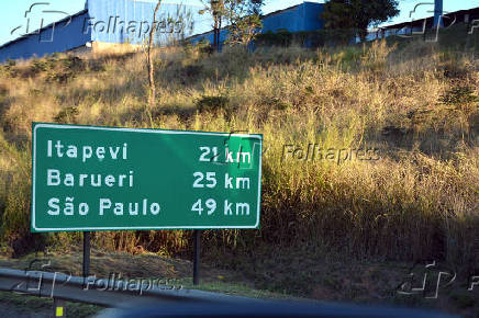 Placa de distância para chegar em Itapevi 21 km, Barueri 25 km e São Paulo 49 km