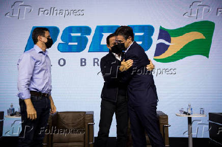João Doria abraça seu vice, Rodrigo Garcia, durante evento de filiação no PSDB