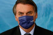 Presidente Jair Bolsonaro usa máscara com seu nome