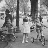 Crianças brincam em parque na Praça