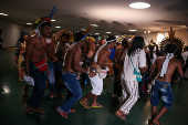 Índios protestam em sessão da CCJ da Câmara, em Brasília (DF)