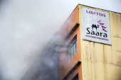 Bombeiros tentam conter um incêndio no shopping Saara