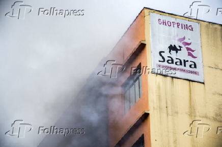 Bombeiros tentam conter um incêndio no shopping Saara