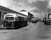 1952Garagem de ônibus ao ar livre, no