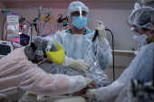 Médicos fazem intubação de paciente grave de Covid